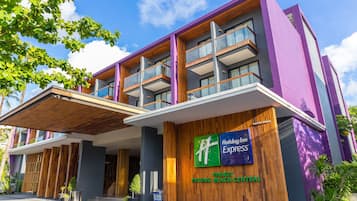 Experience the stylish design of this hotel, featuring balconies and large windows that bring the outdoors in.