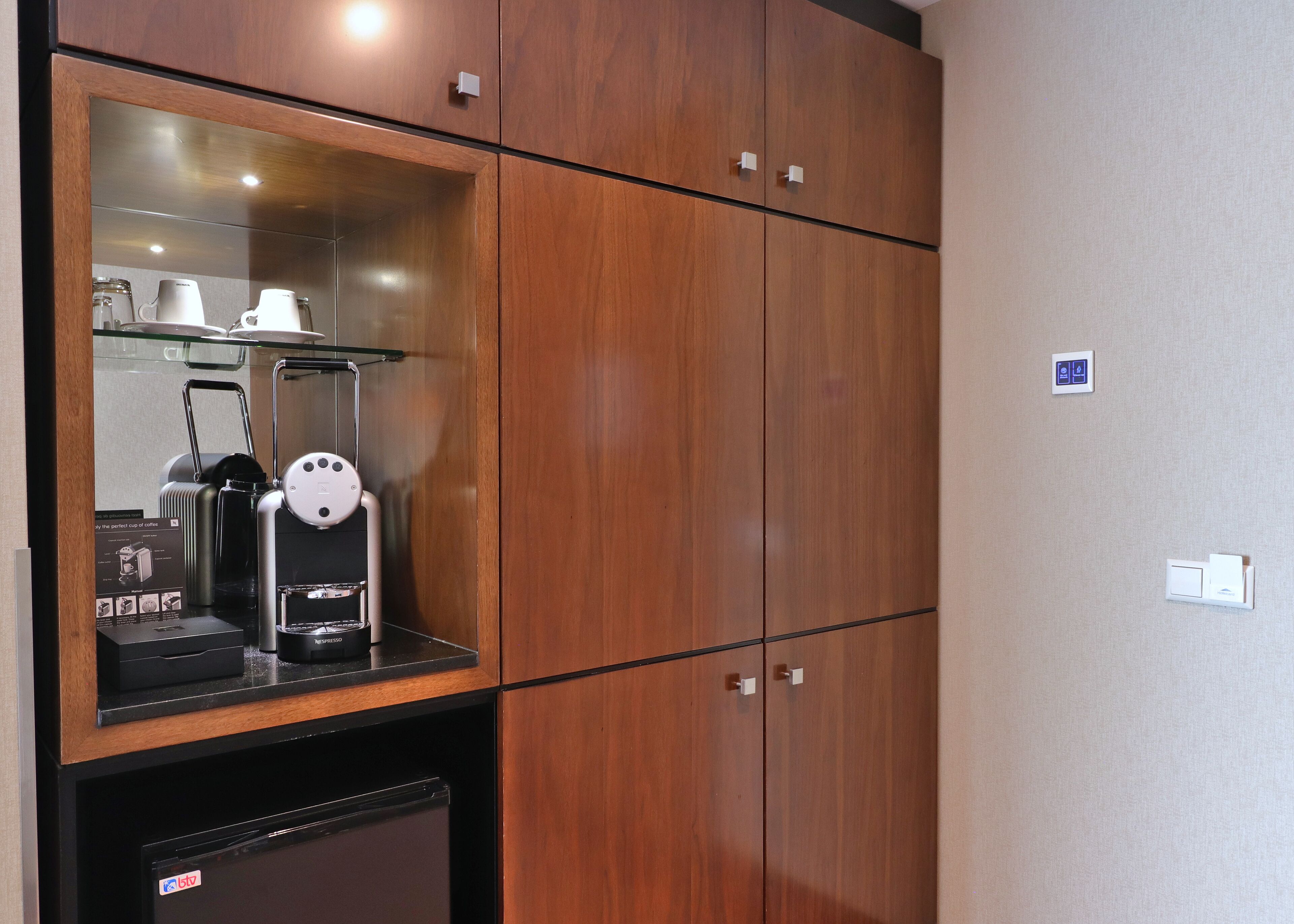 comfort room, 1 king bed | coffee and/or coffee maker