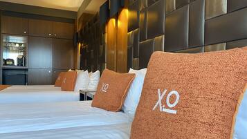 Vierpersoonskamer | Een kluis op de kamer, een bureau, een laptopwerkplek