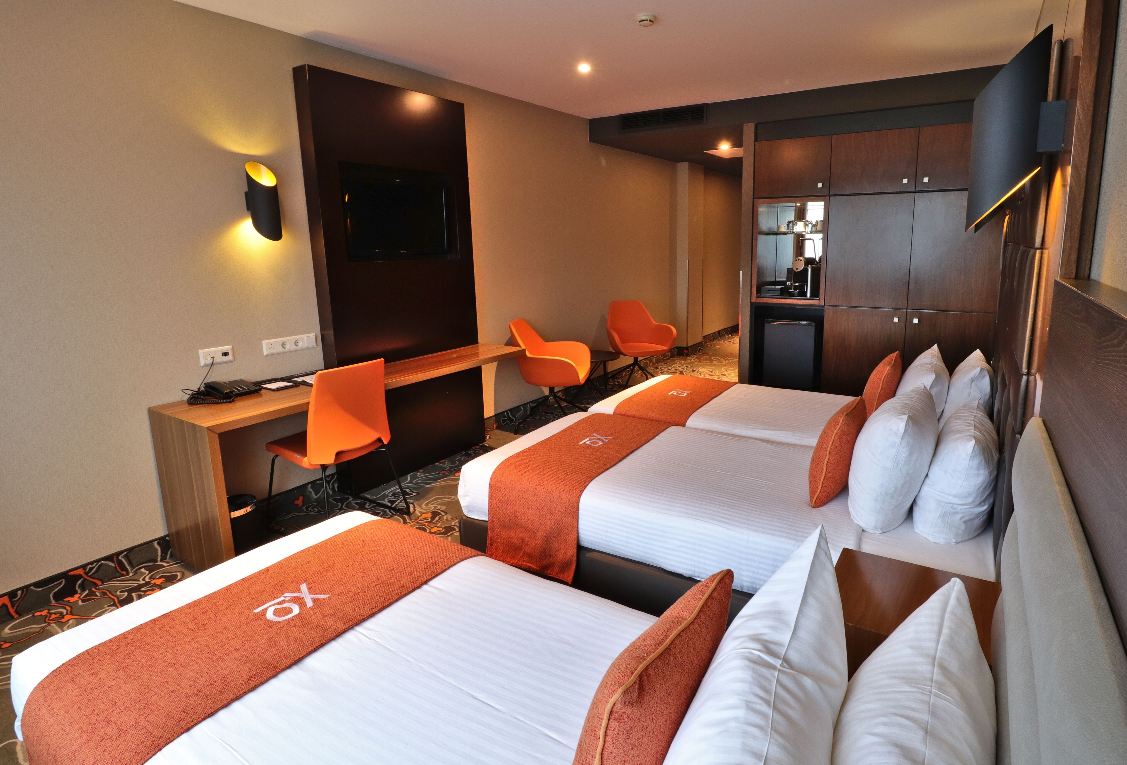 triple room | 1 bedroom, in-room safe, desk, laptop workspace