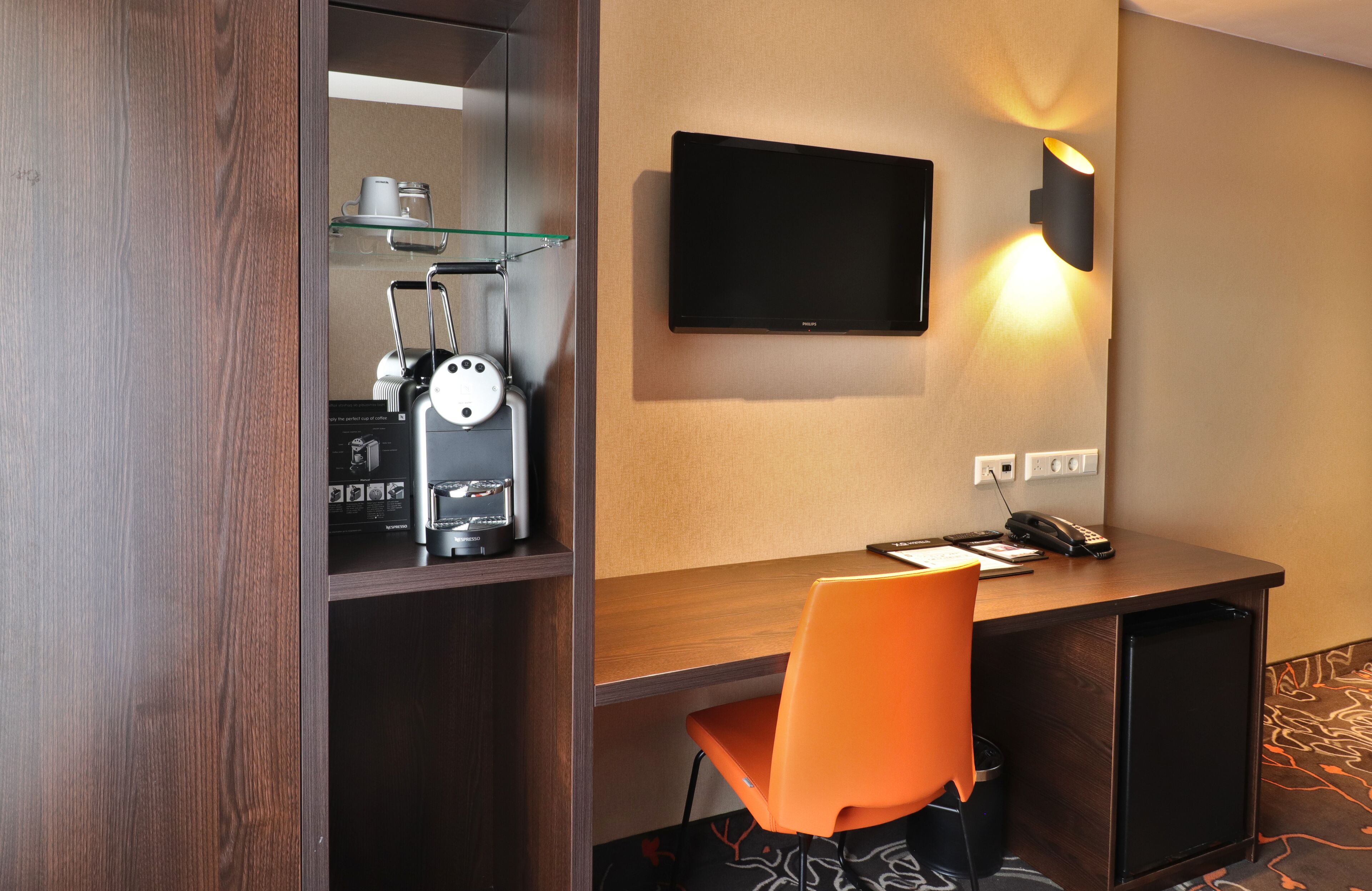 single room | 1 bedroom, in-room safe, desk, laptop workspace