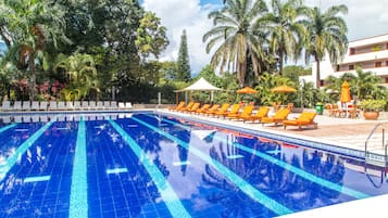 2 piscines extérieures, parasols de plage, chaises longues