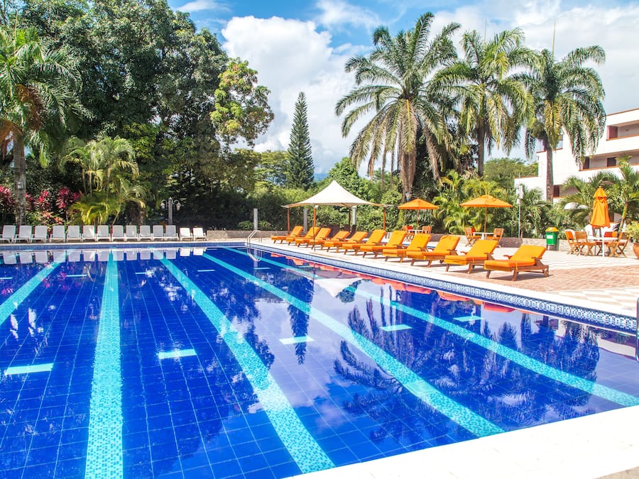 2 buitenzwembaden, parasols voor strand/zwembad