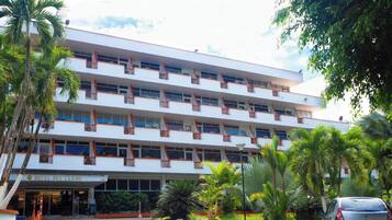 Vista frontal de la propiedad