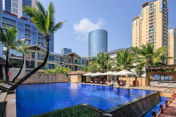 Una piscina al aire libre
