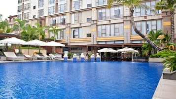 Una piscina al aire libre