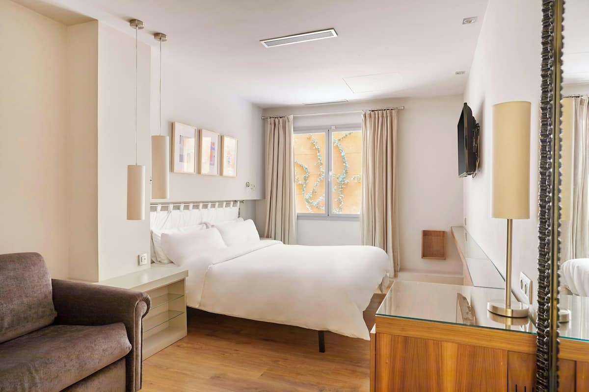 1 bedroom, bed sheets