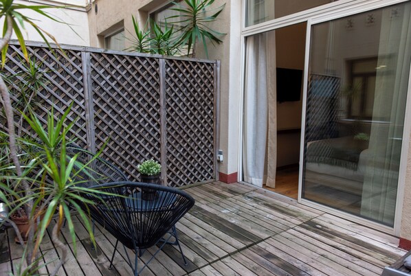 Kahden hengen standard-huone, 1 suuri parisänky, näköala pihalle, piha-alue | Terassi/patio