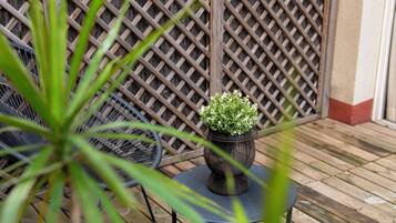 Standaard tweepersoonskamer, 1 kingsize bed, uitzicht op de binnenplaats, aan de binnenplaats | Terras