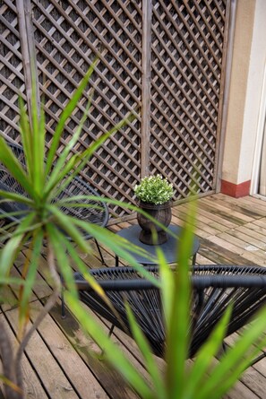 Habitación estándar doble, 1 cama de matrimonio grande, vistas al patio, en la zona del patio | Terraza o patio