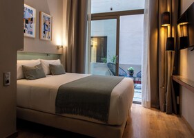 Ropa de cama de alta calidad y caja de seguridad en la habitación 