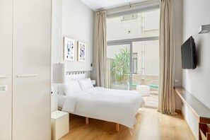 Standard Double Room, 1 King Bed, Courtyard View, Courtyard Area | Premium bedding, in-room safe, desk, iron/ironing board - Vasanta Hotel (Barcelona)