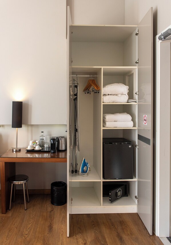 Premium bedding, in-room safe, desk, iron/ironing board - Vasanta Hotel (Barcelona)