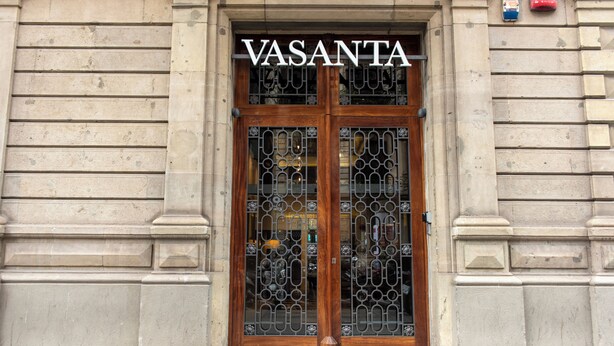 A building entrance with a large wooden door and the name "VASANTA" above it. - Vasanta Hotel (Barcelona)