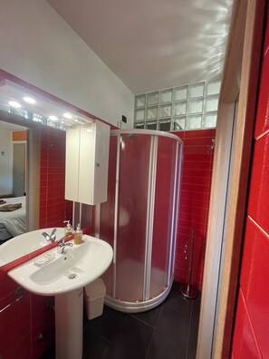 Basic Quadruple Room | Bathroom | Free toiletries, hair dryer, bidet, towels - Homely - Malpensa & Fiere Milano (Cardano al Campo)