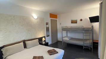 Eenvoudige vierpersoonskamer | Donsdekens, pillowtop-bedden, individueel gedecoreerd