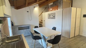 Junior-Studiosuite | Wohnbereich | 24-Zoll-Fernseher mit Digitalempfang