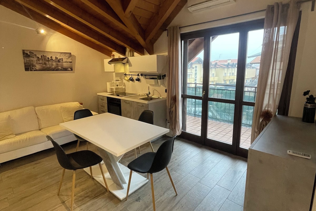 Junior Studio Suite | Living area | 24-inch TV with digital channels