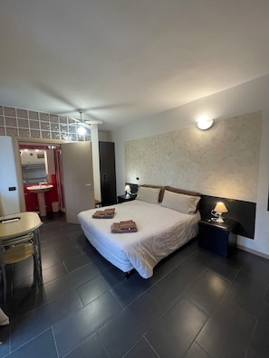 Basic Quadruple Room | Down duvets, pillow-top beds, individually decorated - Homely - Malpensa & Fiere Milano (Cardano al Campo)