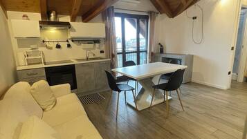 Junior Studio Suite | Private kitchen | Cookware/dishes/utensils