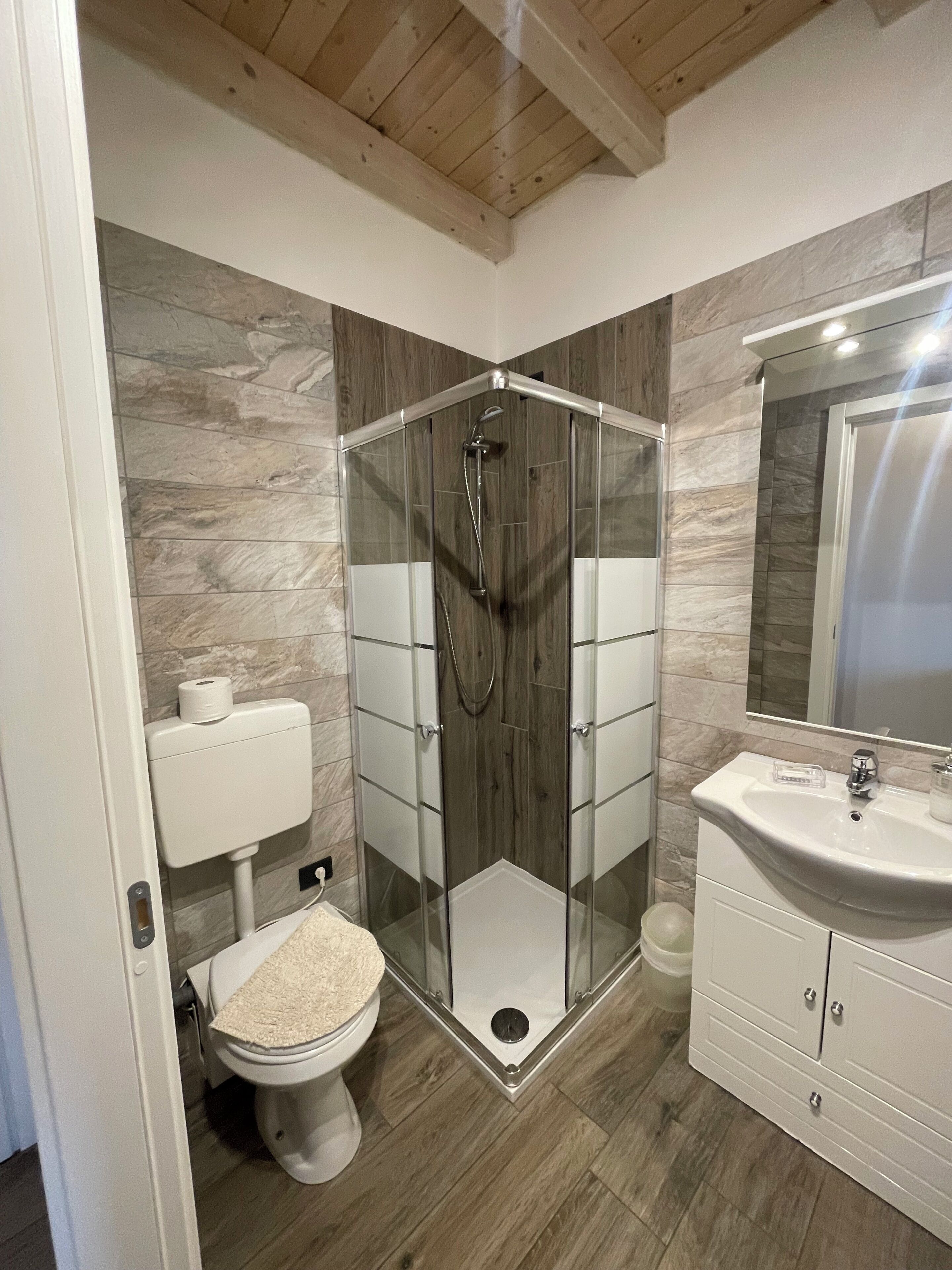 Superior Double Room | Bathroom | Free toiletries, hair dryer, bidet, towels