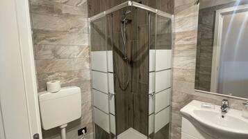 Superior Double Room | Bathroom | Free toiletries, hair dryer, bidet, towels