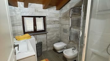 Junior studio suite | Badkamer | Gratis toiletartikelen, een haardroger, een bidet, handdoeken