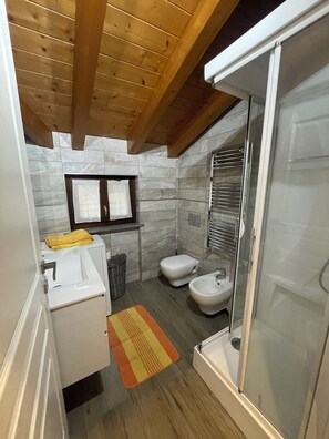 Junior Studio Suite | Bathroom | Free toiletries, hair dryer, bidet, towels