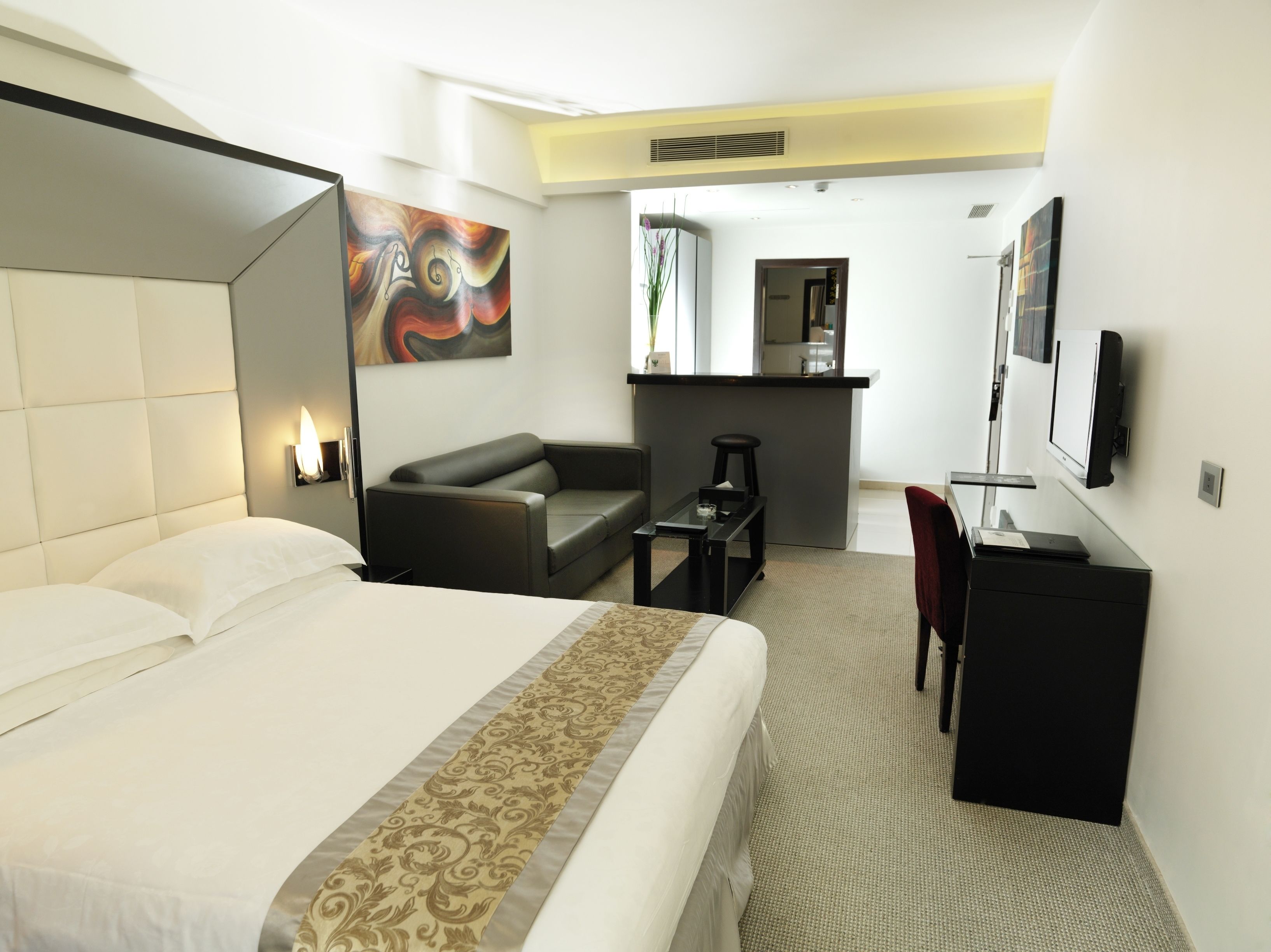 Suite junior | Minibar, caja fuerte, escritorio y cortinas opacas