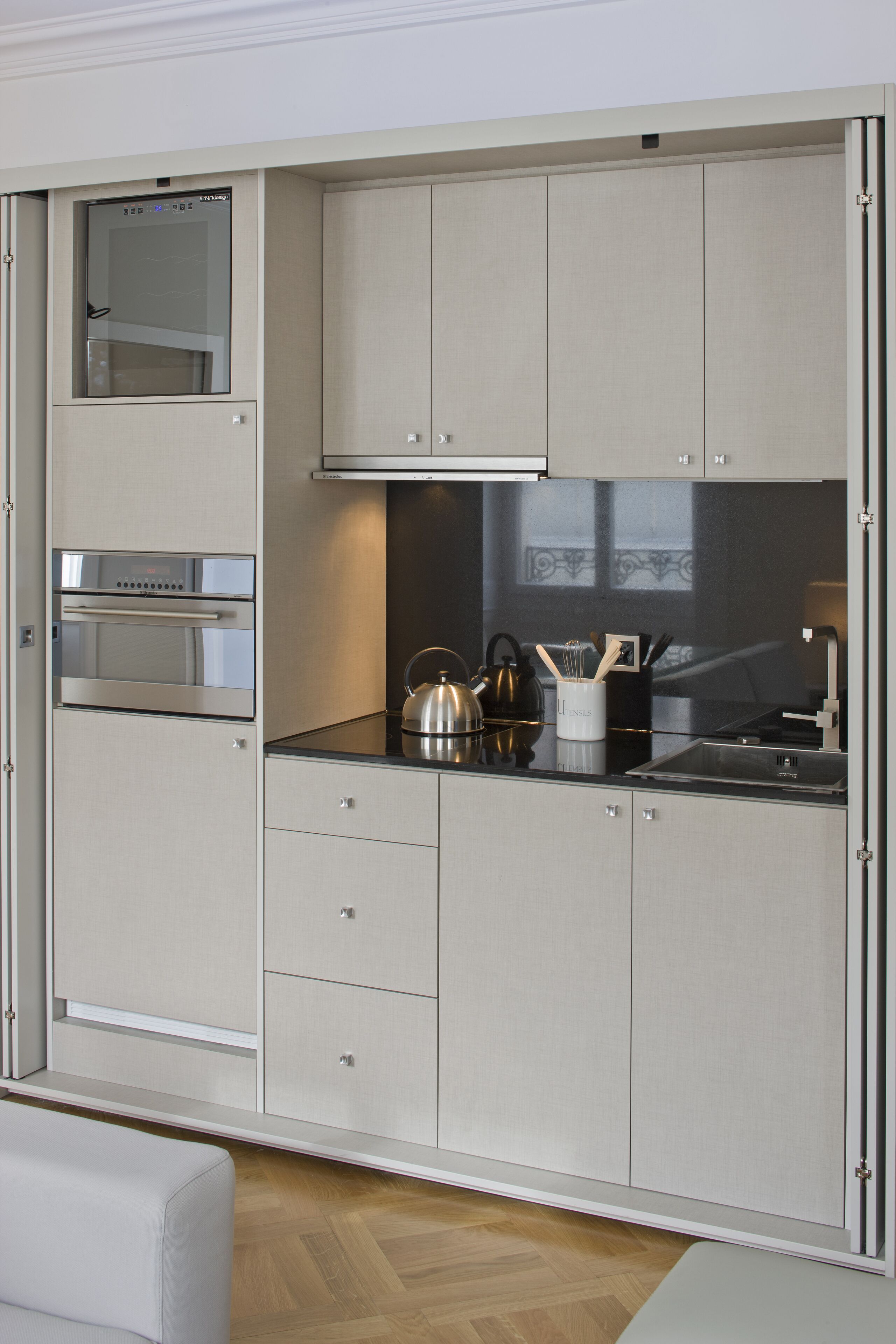 full-sized fridge, microwave, oven, stovetop