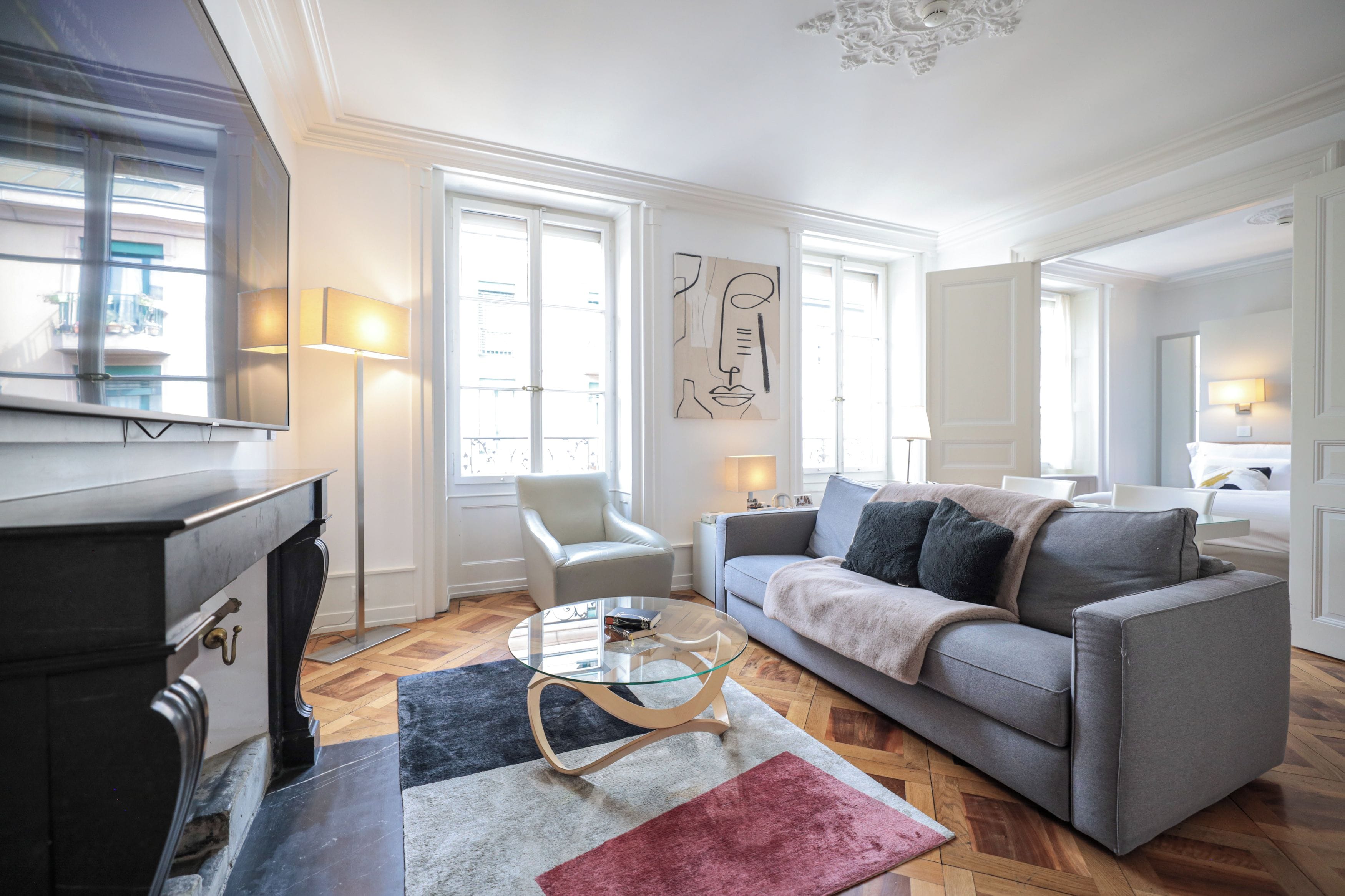 Ein modernes Wohnzimmer mit Sofa, Sessel und Couchtisch.