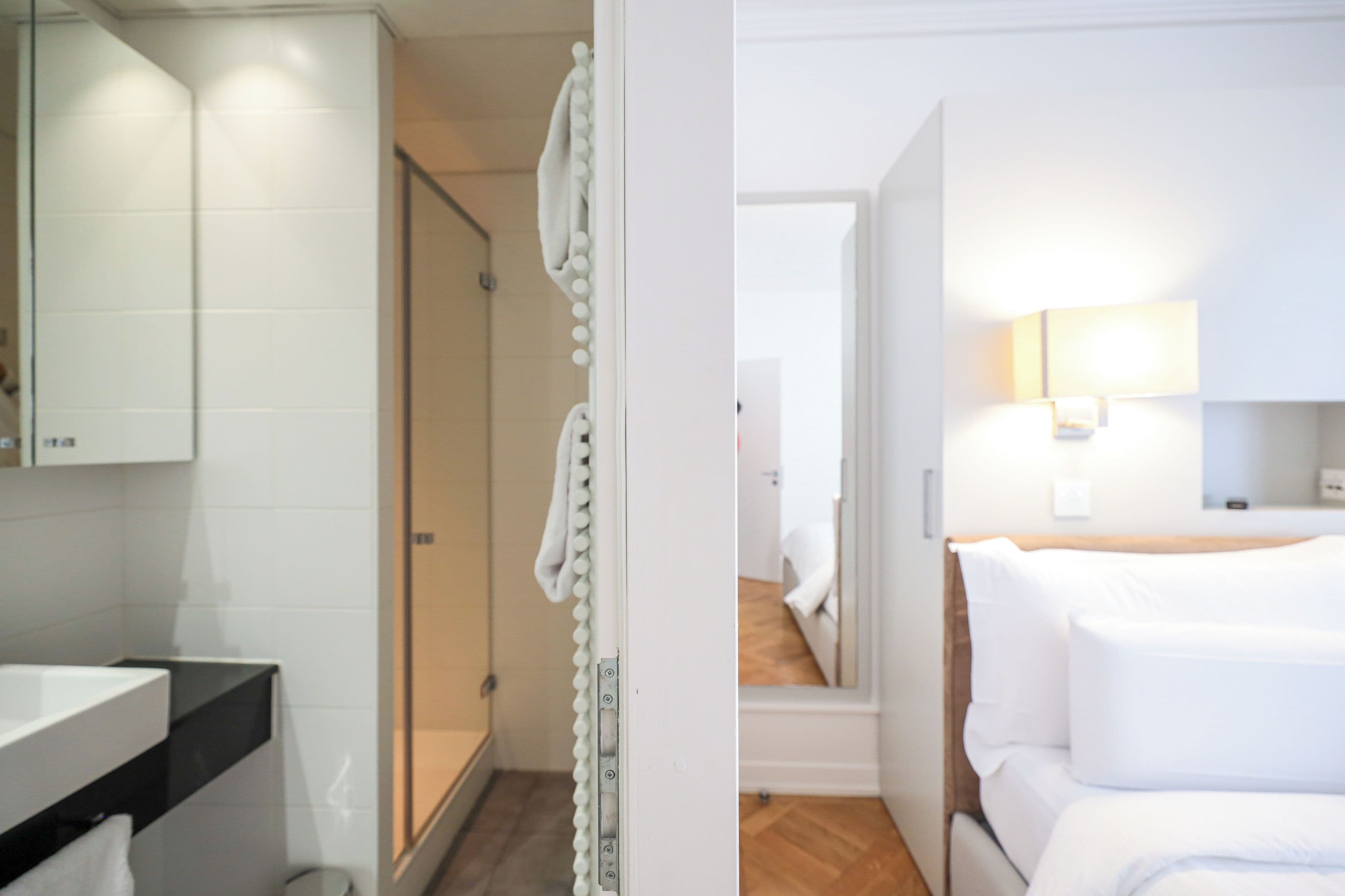 Un baño con ducha, inodoro y lavabo.