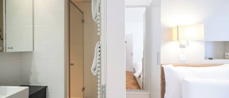 Un baño con ducha, inodoro y lavabo.