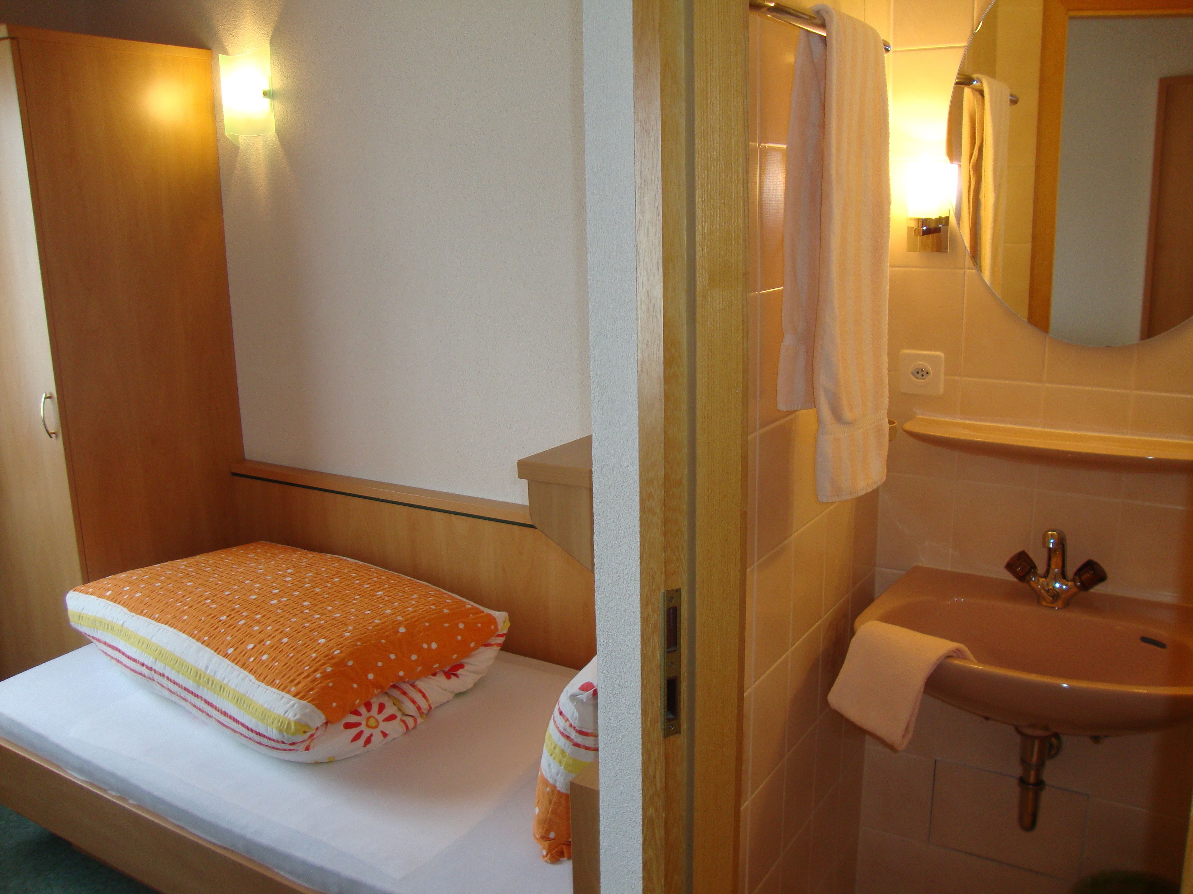 single room | desk, free wifi