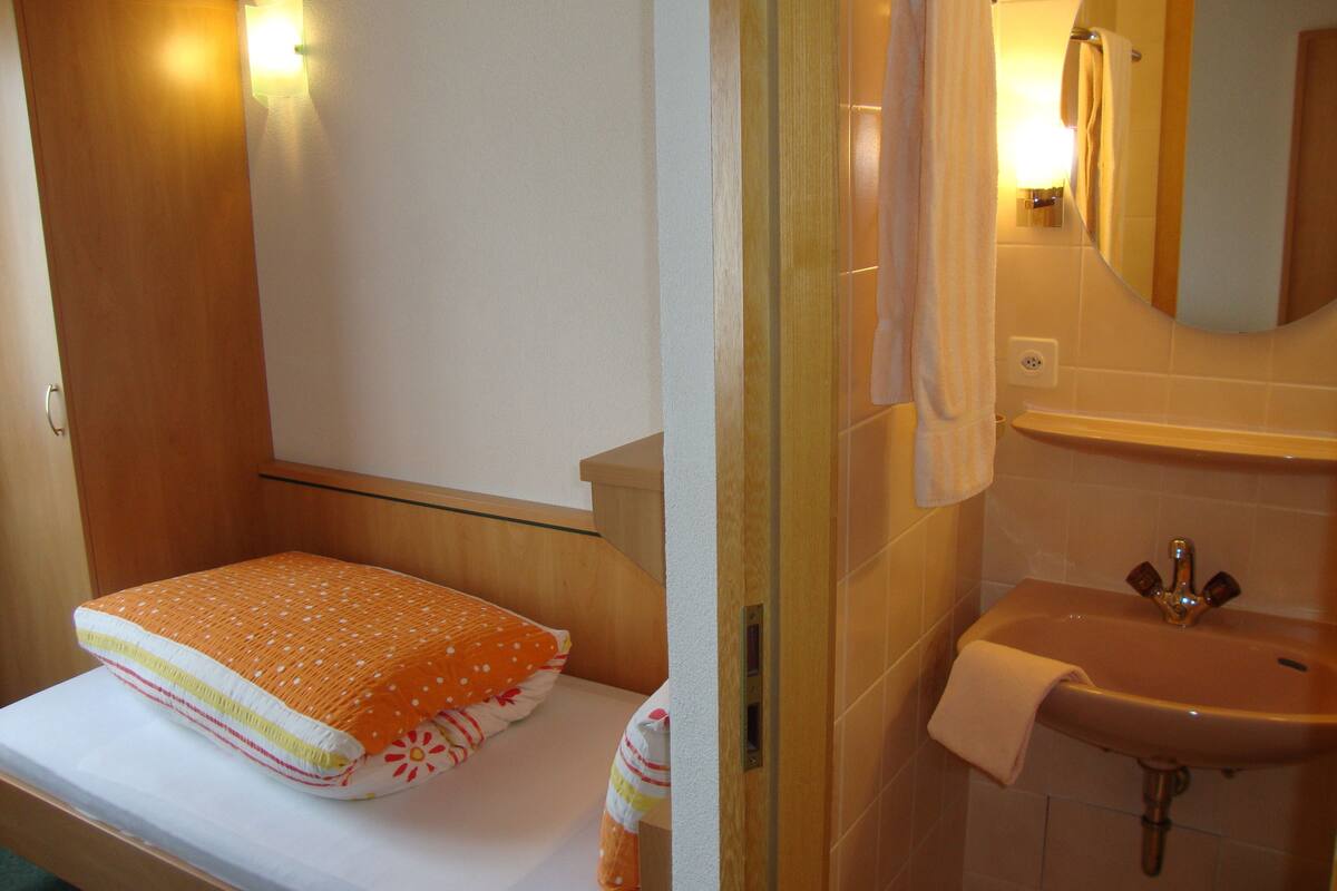 single room | desk, free wifi