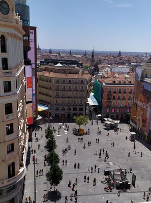 A spacious public square with historical buildings, a clock tower, and a large open area for gatherings. - Hostal Miami (Madrid)