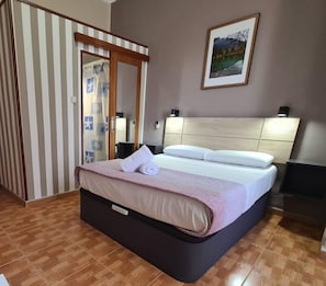 Deluxe Double Room, Private Bathroom | Desk, laptop workspace, bed sheets - Hostal Miami (Madrid)