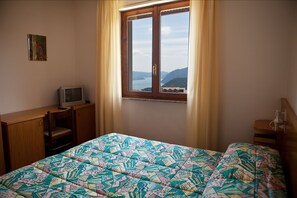 Habitació doble o amb dos llits individuals estàndard | Roba de llit d'alta qualitat i caixa forta a l'habitació 