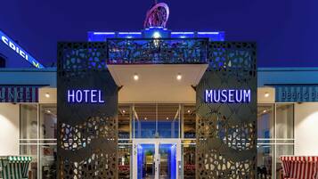 Bagian depan properti - sore/malam