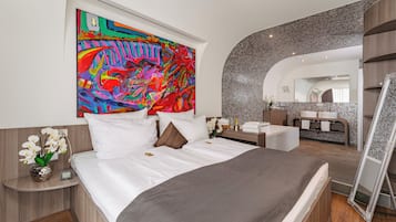 Junior Suite | Pillowtop-Betten, Zimmersafe, Schreibtisch