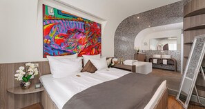 Junior Suite | Senger med overmadrass, safe på rommet og skrivebord