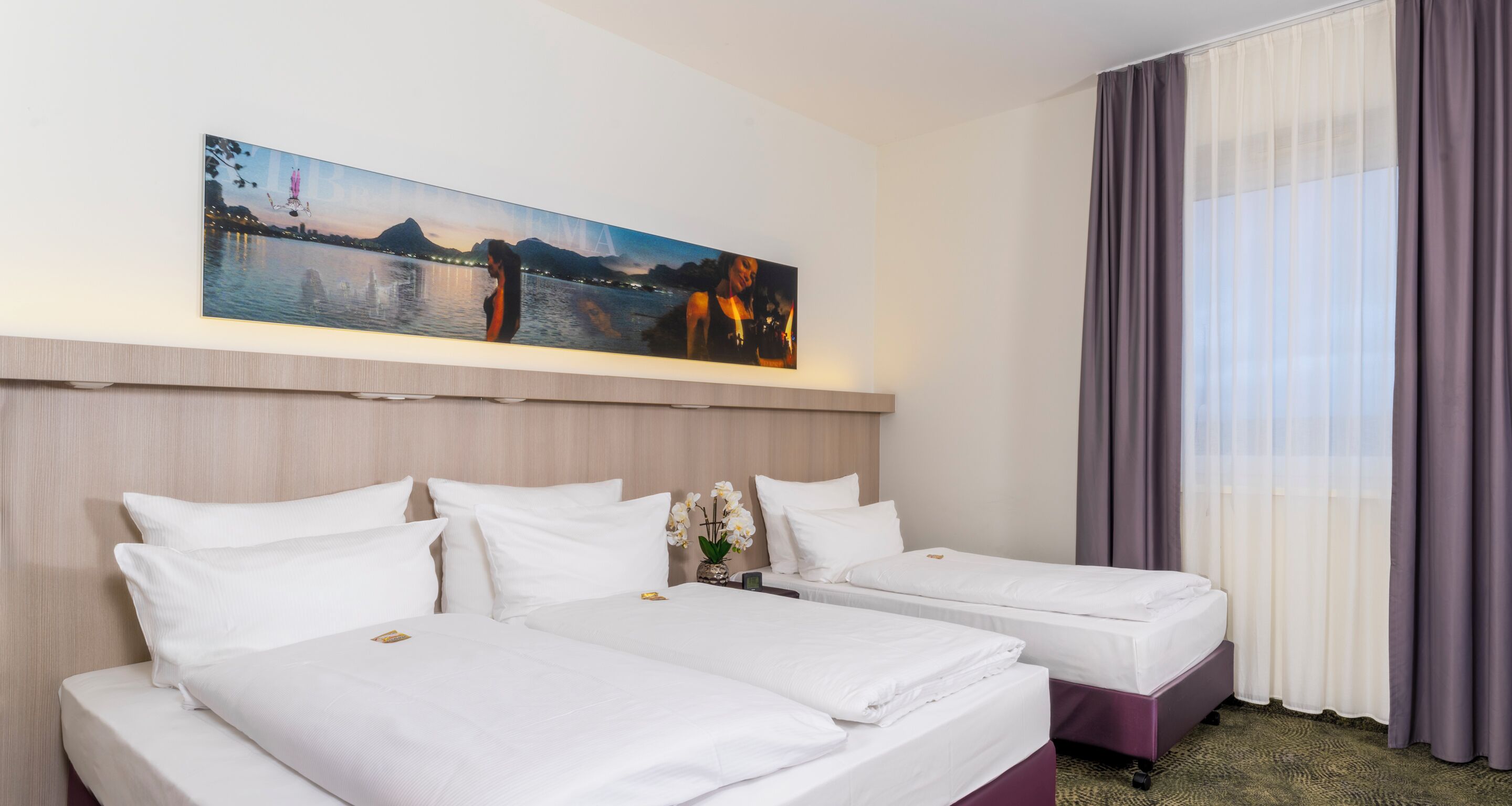 Tremannsrom – standard | Senger med overmadrass, safe på rommet og skrivebord