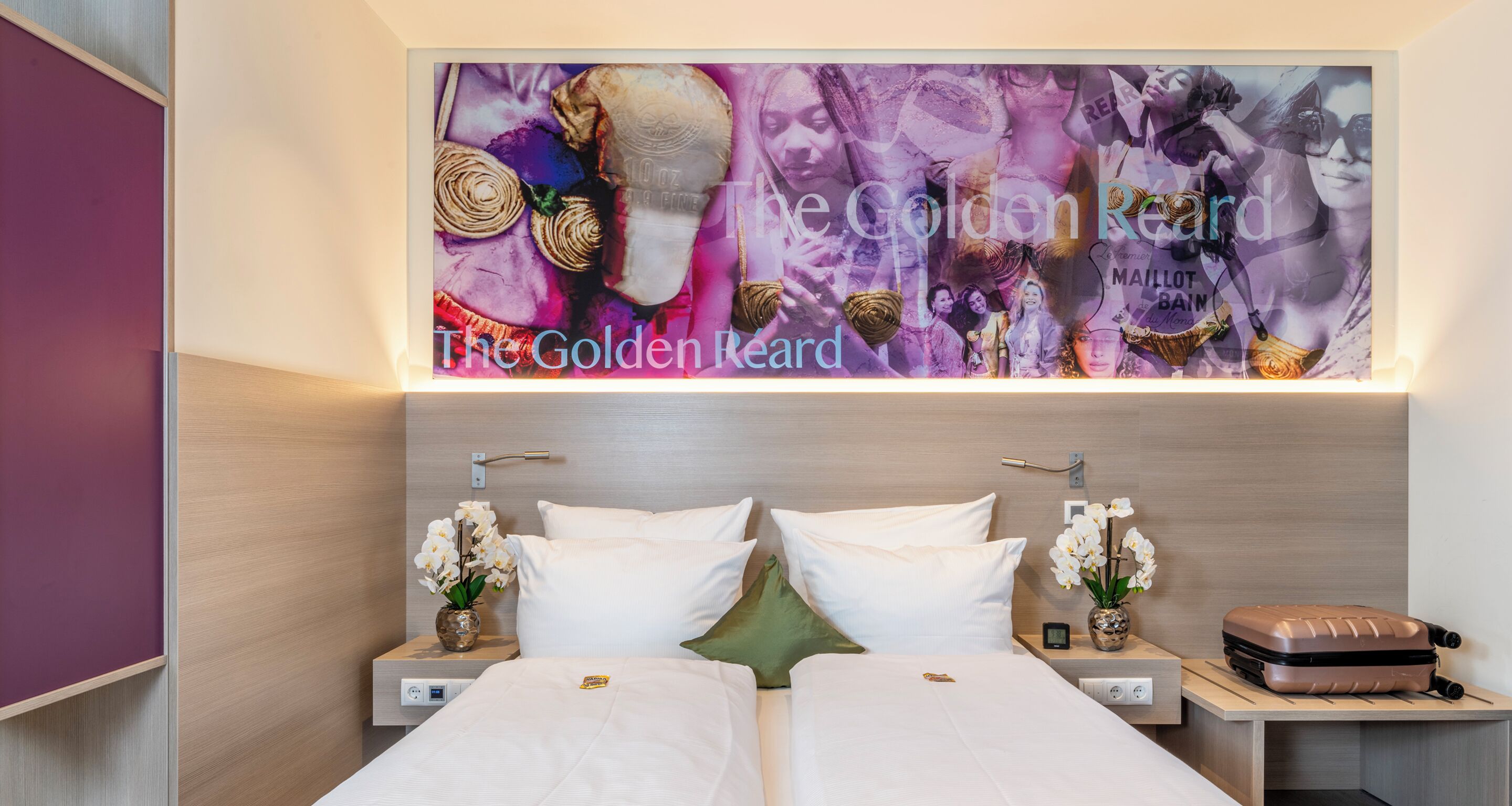 Habitación de hotel con dos camas, ropa blanca, una obra de arte grande titulada 