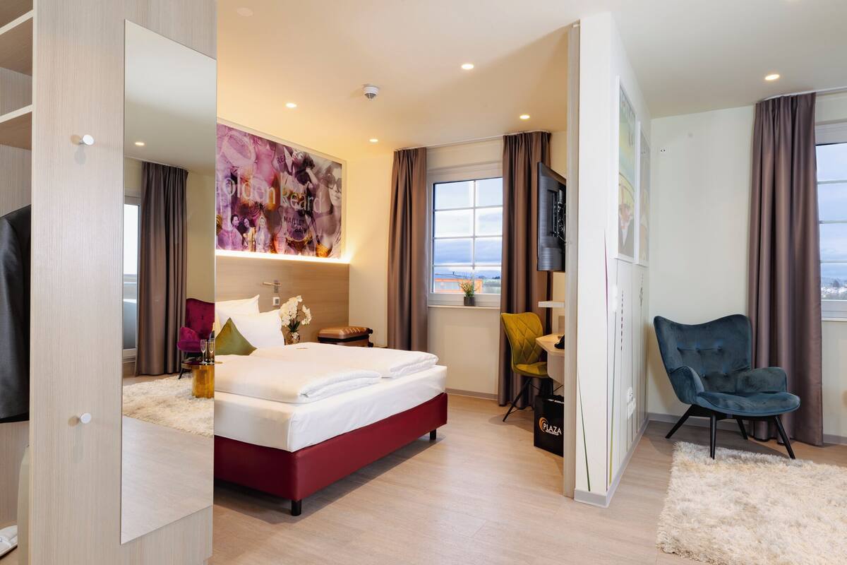 executive suite, 1 double bed, jetted tub (penthouse) | 1 bedroom, pillow-top beds, in-room safe, blackout curtains