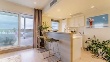 行政套房, 1 张双人床, 按摩浴缸 (Penthouse) | 起居区 | 电视