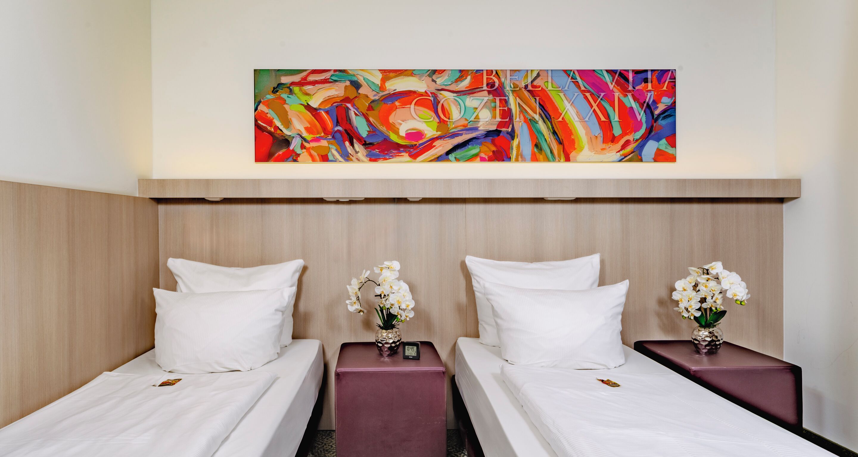 Dobbeltrom – standard | Senger med overmadrass, safe på rommet og skrivebord