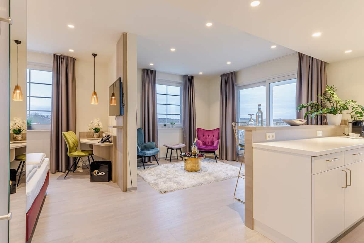 executive suite, 1 double bed, jetted tub (penthouse) | living area | tv