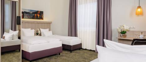 Tremannsrom – standard | Senger med overmadrass, safe på rommet og skrivebord