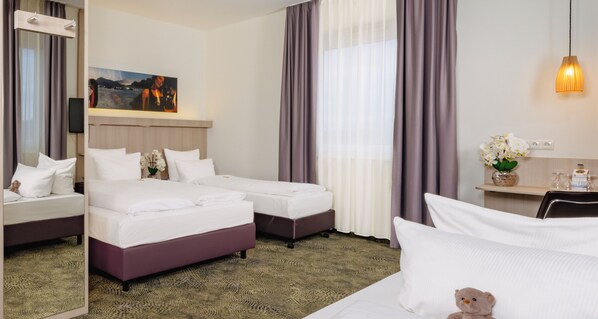 Tremannsrom – standard | Senger med overmadrass, safe på rommet og skrivebord