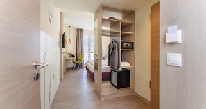 Komfort Doppelzimmer mit Balkon | Senger med overmadrass, safe på rommet og skrivebord